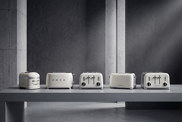 一张黑灰色极简风大气的家电产品场景展示图。五款米白色烤面包机（2槽款、长槽款、4槽款共5个型号）分别整齐摆放在同一个灰色展示台上。保持每个产品的原有物理结构、形态和文字标识完全不变，产品无扭曲变形。使用C4D渲染+OC光追，大面积柔和柔光，黑灰色极简背景，磨砂哑光灰色台面，高级冷灰调，整体呈现大气简约的商业家电摄影质感。画面有前中后景层次，使用三分法构图，30%留白增加呼吸感，加入丁达尔光束丰富氛围，光影干净高级。负向提示词：塑料感、低模、噪点、平面化、缺失的部件、变形的手柄、水印、文字、死黑阴影、畸变透视、比例失调