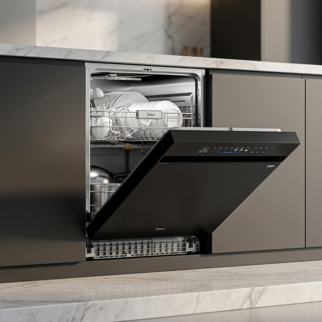 产品为美的洗碗机，严格保留原产品的外形面板、开关布局和Logo位置不变，严禁修改机器面板原始外形，保持主体洗碗机物理结构不变，保持Midea Logo原样，强制保留洗碗机打开门以及内部餐具组件结构不变预览效果