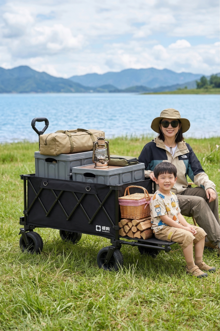 基于原图生成一张营地车的户外场景展示图,保持产品主体物理结构不变,保持原图Logo原样不变,不扭曲产品形态。中景平视侧前方角度,完整呈现卡其色大聚拢型营地车满载状态,后拓展层呈打开状态,车内堆叠帐篷包预览效果