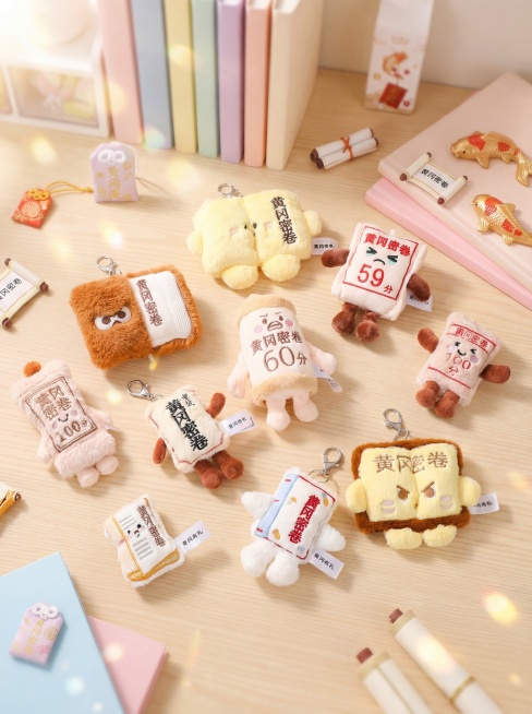 毛绒玩具黄冈密卷挂件集体展示场景图，主体是十款不同造型的黄冈密卷毛绒公仔，保持所有产品的原有文字Logo和物理结构不变，文字不可变，保持主体物理结构不变，参考图风格是萌趣可爱，泡泡玛特盲盒质感，马卡龙预览效果