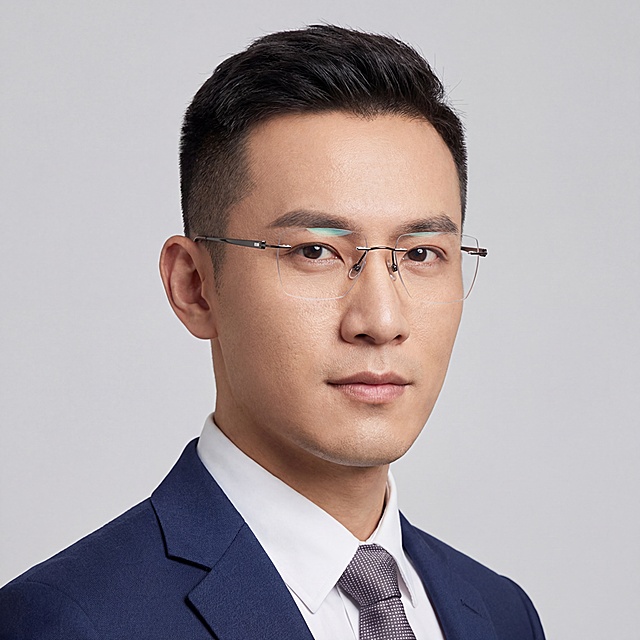 30岁左右的亚洲男生佩戴这副无框多边形眼镜，商务干练风格，自然清晰的人像展示，干净的背景，突出眼镜的佩戴效果
