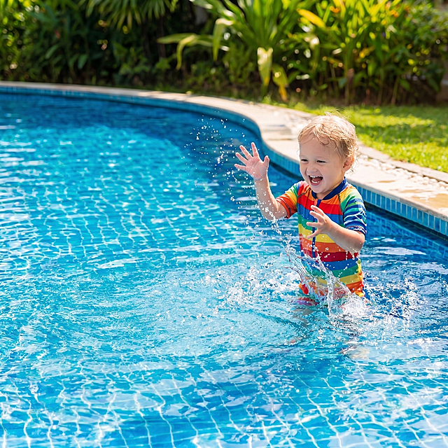 夏日明亮户外泳池场景，保留小孩，移除红色篮球架和篮球，干净清澈蓝色池水，自然明亮户外环境，只保留游泳池和小孩，画面自然协调