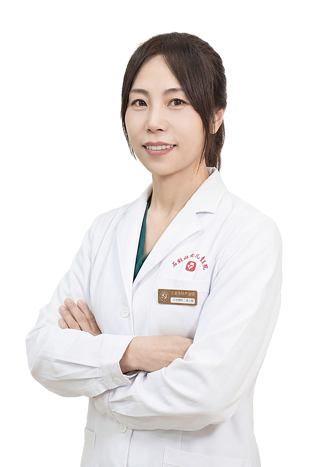 参考图中保留人物脸型、发型、年龄特征和白色医生大褂，调整身体朝向和角度，与参考图医生侧身角度一致，姿势改为双手抱胸，纯白色背景，高分辨率细节清晰