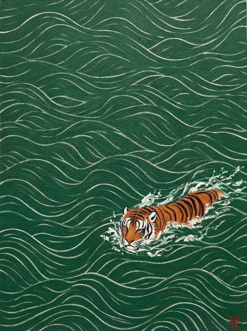 参考参考图风格，创作一幅油画，绿色波浪线条纹理背景，一只老虎位于画面靠右下角位置，仅露出部分身体浸在波浪中，保留参考图中式版画艺术风格，使用橙棕色老虎和深绿色背景撞色预览效果