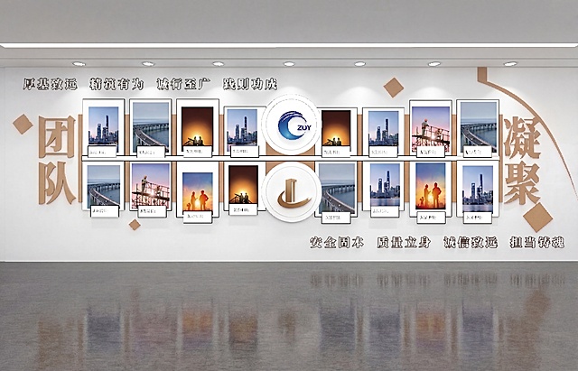 参考图2，在图1照片阵列左侧添加‘团队’两个立体字（米白色哑光浮雕质感，与图2风格一致），位置与图2对齐，其余所有内容（logo、相框、文案、右侧‘凝聚’字样等）保持完全不变