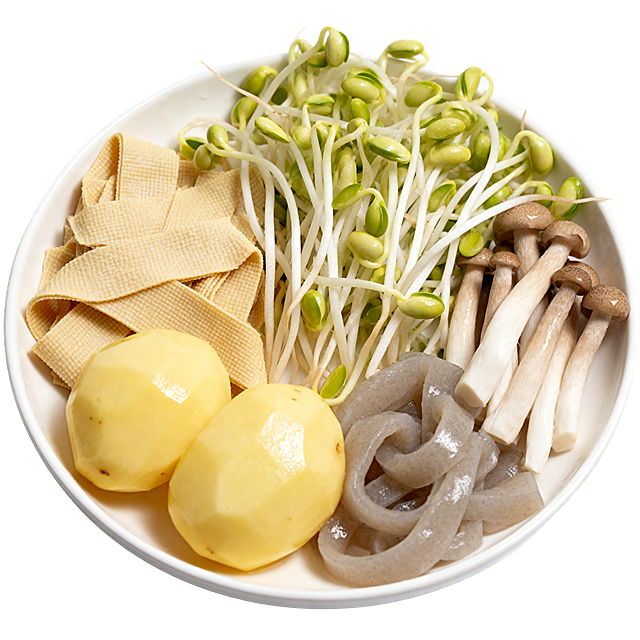 豆芽、豆皮、金针菇、魔芋、土豆全部放在同一个白色圆形盘子里，食材混合摆放，新鲜清晰，整体构图完整，美食静物摄影风格