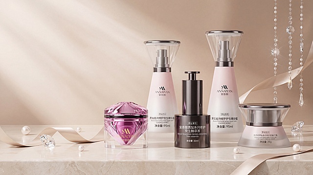 轻奢优雅风美妆多产品摆放KV图，五款安奈颜护肤品依次错落摆放在浅米色大理石台面上，瓶身保持原样、Logo文字不可变、物理结构不变。采用全屋漫射柔光，通透氛围，低对比度，阴影柔和，整体明亮干净。背景是简约高级的奶咖色渐变空间，点缀珍珠、丝带、水晶装饰元素，画面有前中后景层次，采用黄金分割点构图，30%画面留白，加入丁达尔光束营造呼吸感。