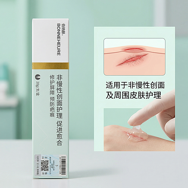 严格还原参考的伯纳赫医用胶原修复敷料产品图，完全保留包装设计、颜色、LOGO位置、文字内容、图案元素；外盒为哑光纸质材质，无反光，边缘光滑；主标题：“非慢性创面护理 促进愈合”；副标题：“修护屏障 预防疤痕”；产品置于画面左侧，占画面40%，正面平视角度；右侧为非慢性创面护理场景：浅表创面示意图 + 轻柔涂抹动作，浅灰色背景；场景旁标注文字 “适用于非慢性创面及周围皮肤护理”，无衬线深灰色字体；左右布局，产品与场景各占半屏，视觉平衡，留白10%；柔和暖光，场景干净专业，产品哑光质感与场景质感统一，浅薄荷绿 + 白色主色调。禁止改变产品外观，禁止场景杂乱，禁止添加无关人物，禁止色调偏离浅薄荷绿 + 白 + 金医用专业风，禁止材质质感失真，禁止比例失调，禁止强光刺眼，禁止重阴影，禁止噪点多，禁止背景杂乱，禁止风格割裂，禁止文字模糊，禁止排版拥挤，禁止产品变形，禁止颜色偏差，禁止印刷模糊，禁止多余元素，禁止土气设计。