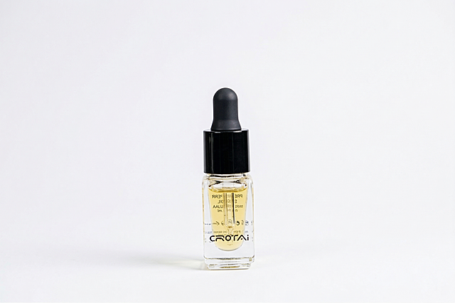 产品精修，将产品置于纯净的纯白背景。正视图，平视视角，精准还原产品颜色与包装材质，展现玻璃材质的晶莹剔透质感，强化瓶身的高光反射与阴影层次，清除所有指纹、灰尘与瑕疵，让产品看起来崭新，瓶身光影立体感强，提升整体质感和高级感，保留瓶身文字。光线柔和均匀，突出产品精致感，符合电商主图标准。