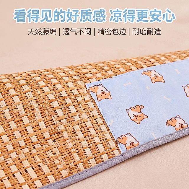 轻奢萌系温馨居家风格，高清微距商业摄影，暖调柔光，聚焦藤编凉席垫的细节：立体藤编透气网格纹理缝隙清晰可见，浅蓝卡通小狗包边精密缝线无跳线，图案清晰可爱，灰色耐磨包边工艺，亲肤面料触感，背景为浅米色绒布，构图干净，突出材质质感与工艺，高级细腻，传递透气、耐磨、亲肤的特性。添加文案：画面上方居中位置放置主标题「看得见的好质感 凉得更安心」，使用浅天蓝色，粗体圆润字体；主标题下方放置副标题「天然藤编 | 透气不闷 | 精密包边 | 耐磨耐造」，使用暖米白色，细体优雅字体。避免模糊，避免对焦不准，避免背景杂乱，避免产品污渍，避免线头外露，避免过度磨皮，避免水印，避免品牌LOGO露出，避免文字遮挡细节区域，避免纹理模糊不清。