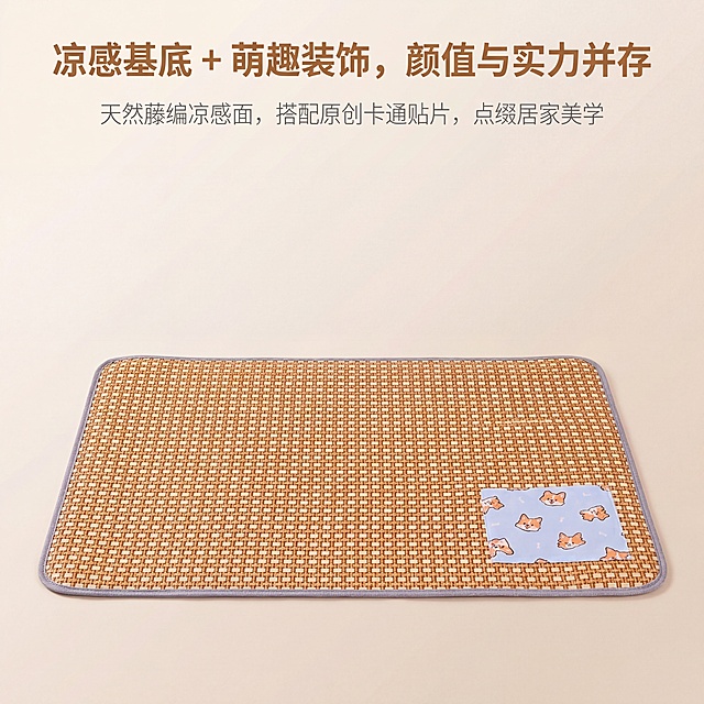 严格还原上传的产品图，包括包装设计、颜色、LOGO位置、文字内容、图案元素等所有细节，嬉引力宠物凉席一体设计展示，完整呈现暖棕藤编凉感基底搭配右下角浅蓝卡通柯基贴片的组合形态，背景为浅米色渐变，主标题「凉感基底 + 萌趣装饰，颜值与实力并存」，副标题「天然藤编凉感面，搭配原创卡通贴片，点缀居家美学」，主标题在画面顶部居中，采用加粗无衬线暖棕色字体，副标题用细体无衬线浅灰色字体紧随其下，产品置于画面下半部分中心，完整展示藤编纹理与卡通贴片细节，上半部分留白营造高级感，整体风格轻奢萌系温馨居家，高清质感，光影柔和自然，突出产品凉感功能与萌趣颜值的结合，禁止模糊、畸变、色彩偏差，禁止错误展示为双面结构，禁止修改藤编纹理、卡通贴片的位置与颜色，禁止出现无关装饰元素，禁止文字排版杂乱或遮挡产品，禁止风格与整体萌系温馨割裂，禁止出现嬉引力品牌以外的其他标识，禁止产品破损、污渍