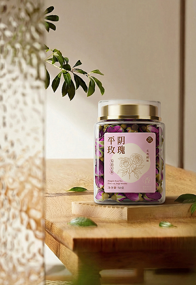 将图1的平阴玫瑰产品（含‘头茬大朵’标签）自然融入图2的木质桌面场景中，保持产品位置、形态与细节不变；消除叠影与视觉接缝；光照一致性增强，色温、亮度、饱和度与原木环境协调；呈现真实的高光与阴影过渡；产品底部添加与桌面匹配的接触阴影；整体无违和感，符合高端生活美学风格