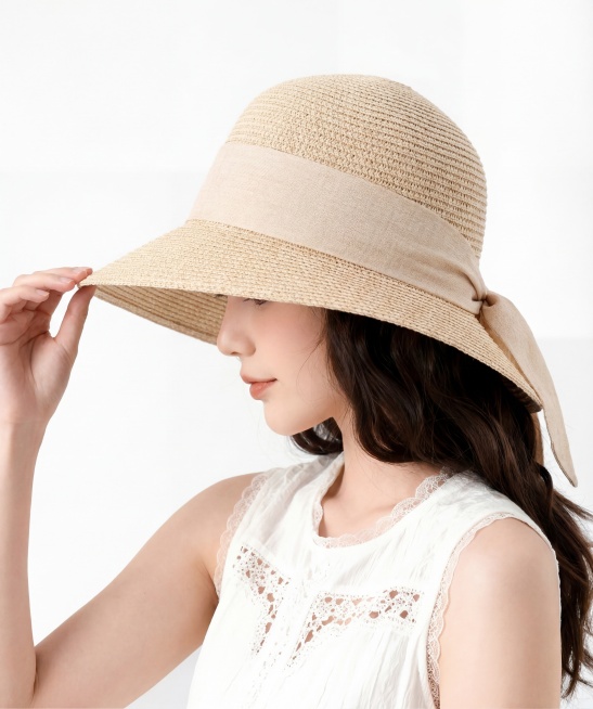 将图片中美女头上戴的草帽替换为第一张图里的米白色草帽，保留草帽原本的纹理和样式，保持整体画面自然协调，其他部分保持不变预览效果