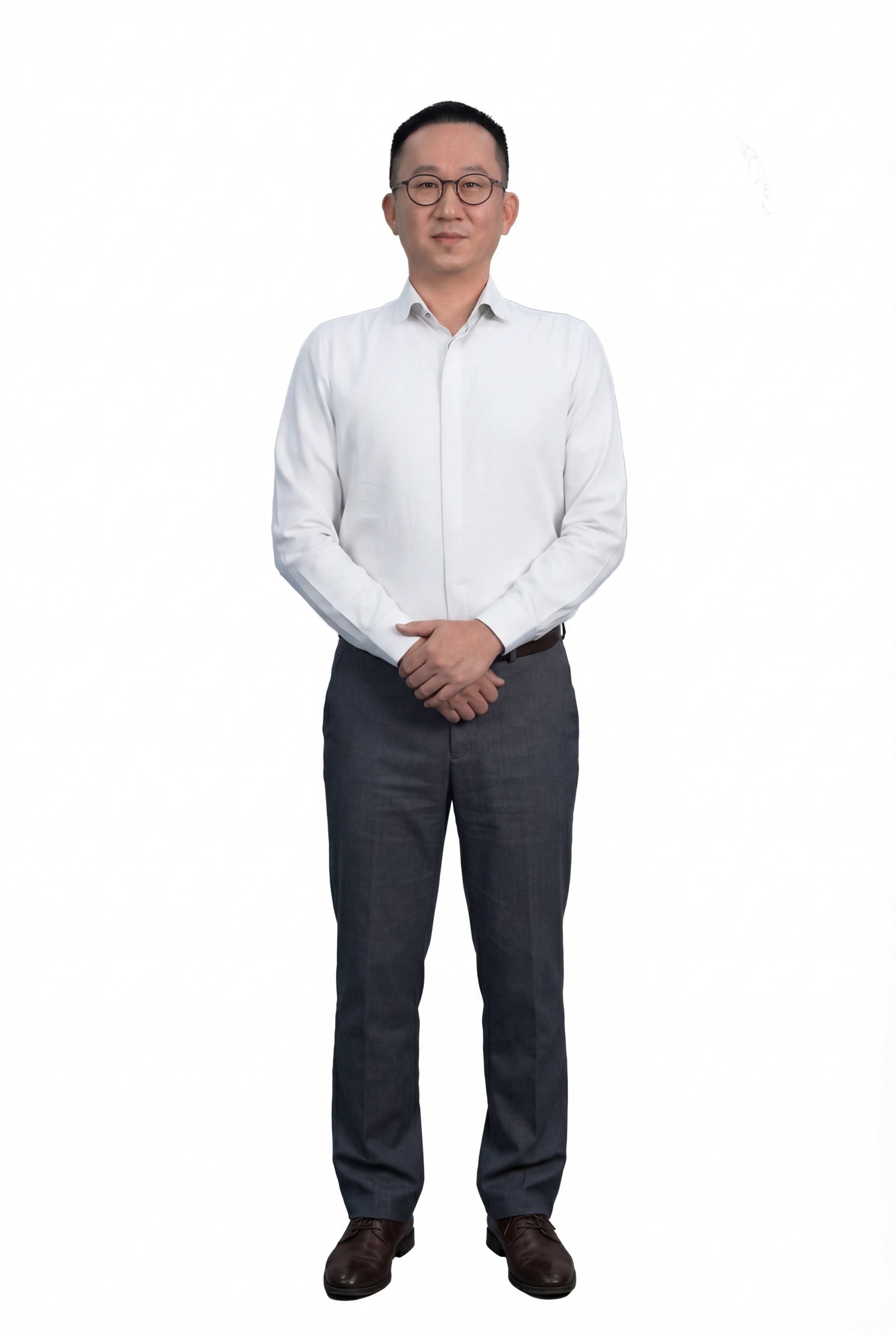 调整人物手部姿势：下方手自然半握，上方手叠放在下方手背上面；将… - 图片创意预览