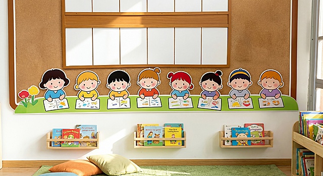生成类似这张幼儿园阅读区墙面环创的高清室内图片，保持卡通风格，多个小朋友坐姿看书的设计，软木板绿色草地装饰，可爱插画风格