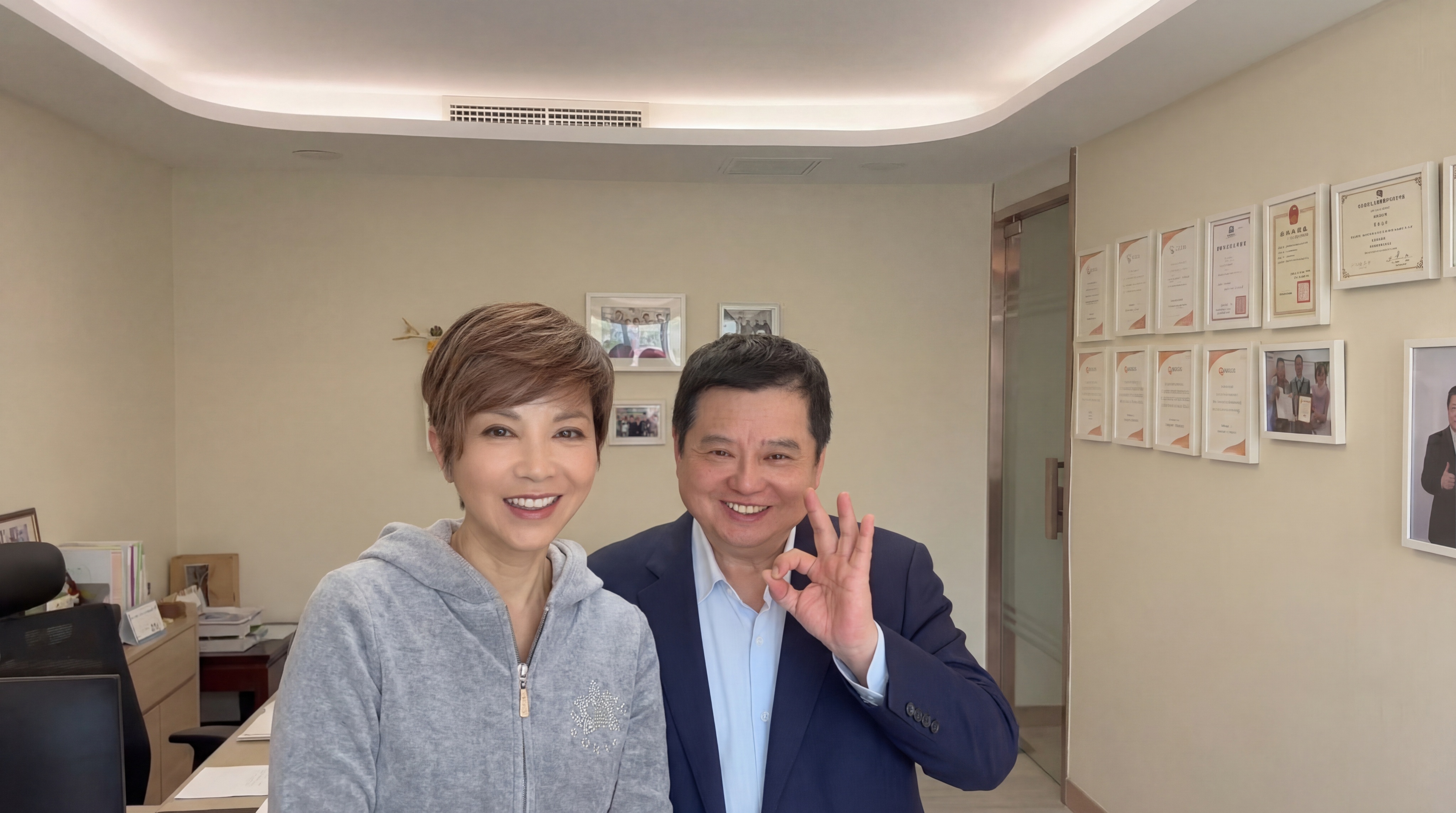 将照片改为横版，保持两个人物不变形，缩小人物尺寸，向左右两侧补… - 图片创意预览