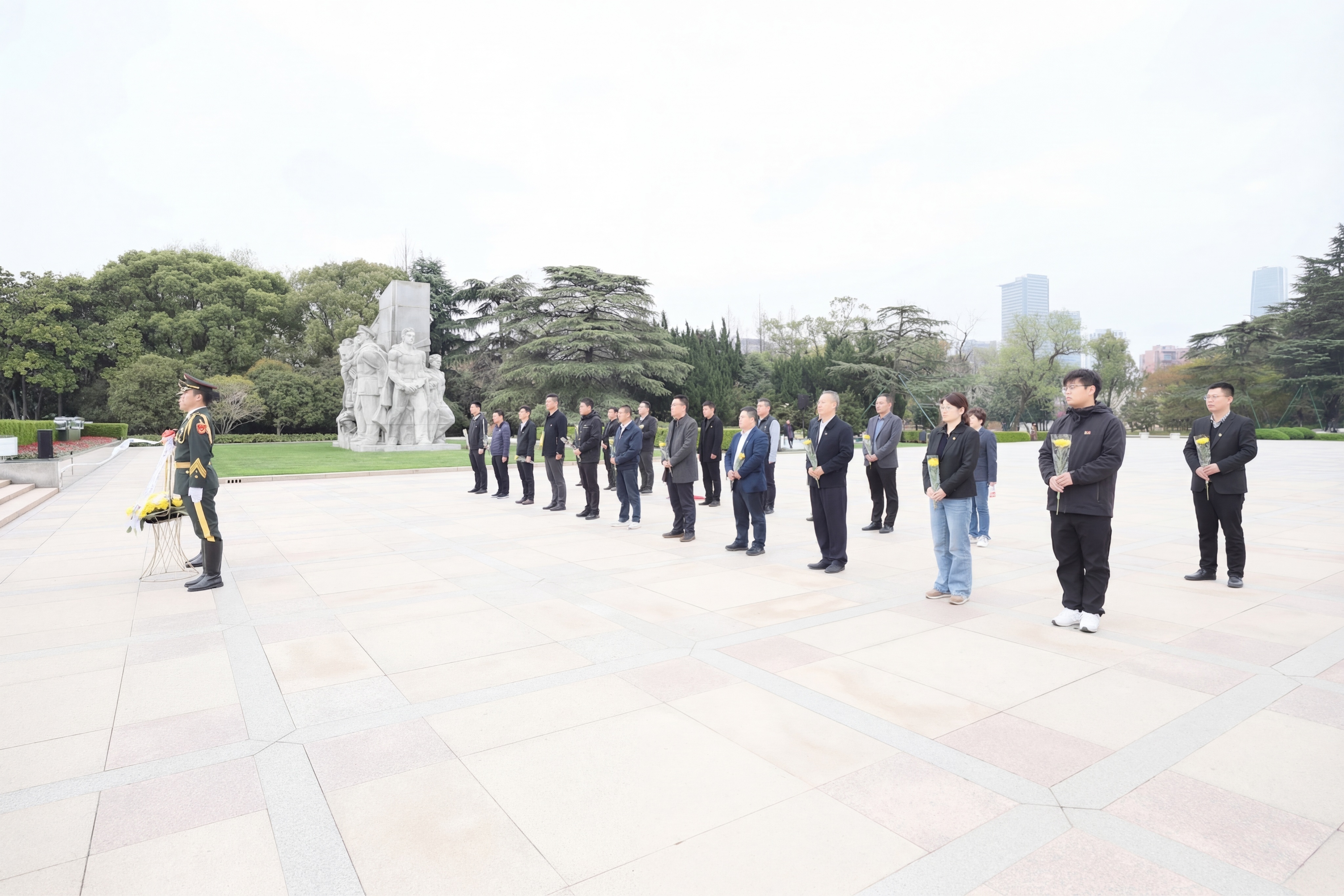 给图片最右边最后一位穿黑色西装的男士，也添加一束和前面人一样的… - 图片创意预览