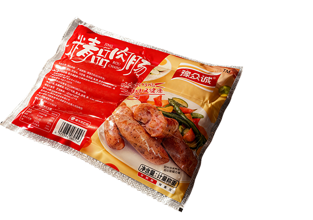 对这包精品肉肠包装袋进行精修，提升画质，让包装表面平整，锐化文字和产品细节，去除褶皱，修复成色，提升整体质感，保持原构图和内容不变，超清画质，智能降噪，细节锐化，8k分辨率，商业棚拍光，柔和阴影，表面平整，消除褶皱，修复磨损，材质抛光，焕然一新