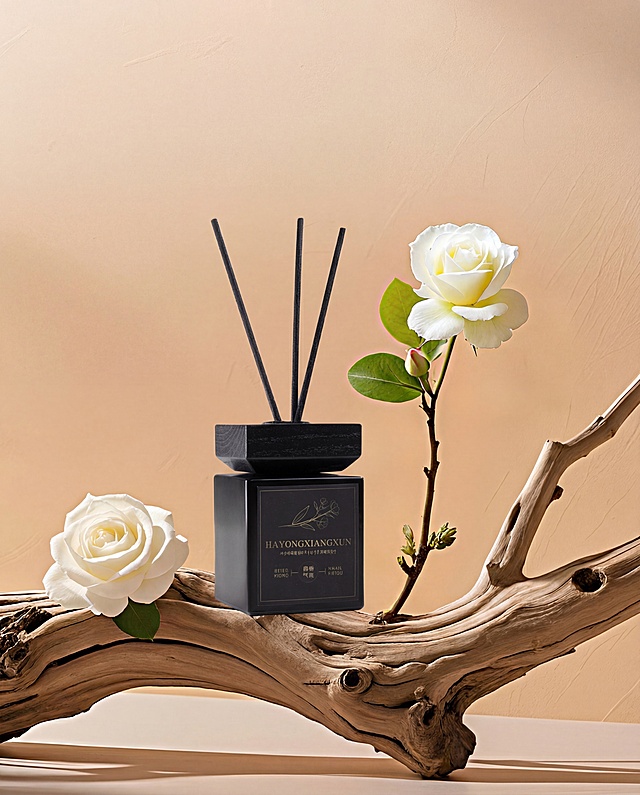 精修香薰产品光影，调整香薰的光线和阴影，让香薰更自然地融入现有背景，提升整体画面质感，保持构图和产品位置不变，商业棚拍光，体积光，柔和阴影，超清画质，细节锐化，8k分辨率