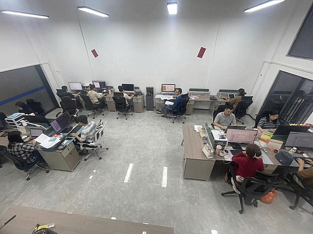 保持图片中现有办公室场景、布局和陈设不变，在所有空着的办公座位上添加正在办公的上班族人员，人物与环境自然融合协调