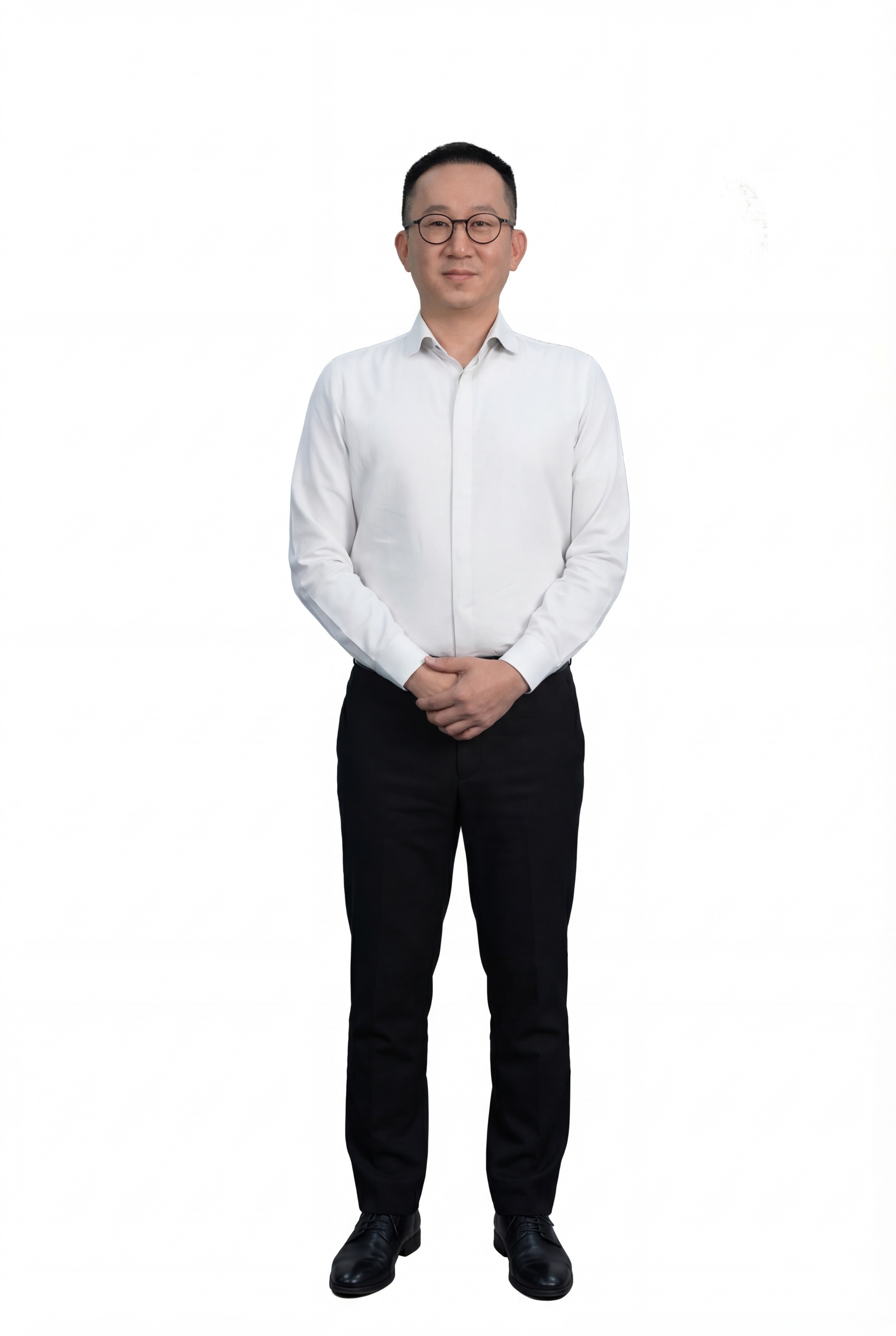 调整人物手部姿势为双手叠握自然垂放在身体前方，裤子换为直筒西服… - 图片创意预览