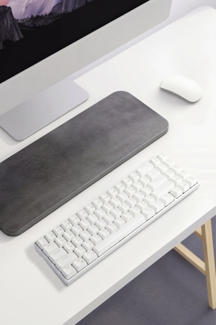 去掉灰色大垫子上的白色产品和手机，保留图片中其他所有内容，保持原场景风格和材质不变预览效果