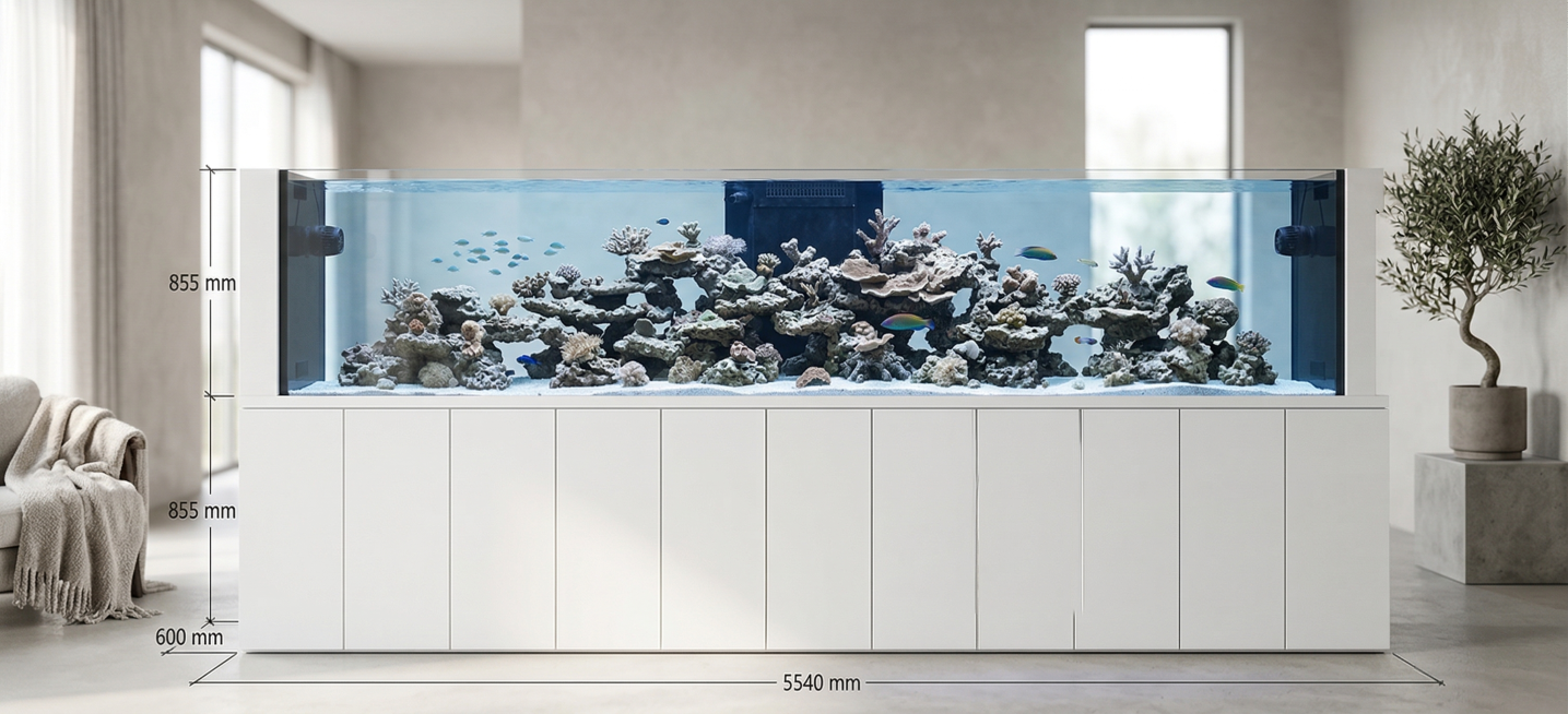 长条形现代简约落地海水缸，保持主体物理结构和原尺寸比例不变，强制保留上方鱼缸体和下方白色柜体，鱼缸内部搭建原生态珊瑚骨架造景，用天然活石拼接错落骨架结构，留出丰富种植空间，造景整体做阶梯式错落布局，清预览效果