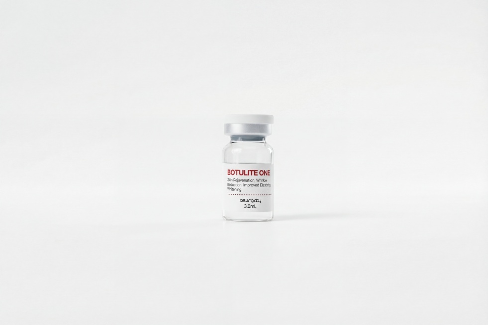 将产品背景改为纯白色，3D渲染还原产品色泽，提升产品质感，光线处理得柔和自然，保证瓶身标签上的所有文字清晰锐利，保留产品原有视角和结构，生成真实自然的接触阴影，不要让产品悬空，修复画面瑕疵，提升整体画预览效果