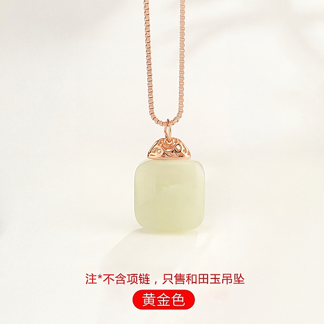 将项链和金属吊坠扣的颜色修改为玫瑰金色，保留中间和田玉的浅黄色颜色不变，保留原图片所有文字和其他内容不变，背景保持不变，保持整体构图和视角不变，超清画质，细节清晰