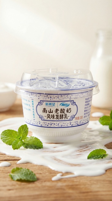 基于原图的新希望南山老酸奶产品，背景为融化奶油牛奶肌理的春游木质桌面，参考春游聚会风格相似度50%，保持产品Logo文字原样，保持主体物理结构不变，保持产品透明塑料包装和整体形状不扭曲。商业高调摄影，预览效果