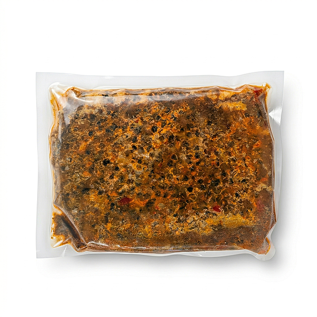 精修真空包装螺肉食材商品图，替换为纯净纯白色背景，生成真实接触阴影，去除原图多余杂质和阴影，提升画质，超清画质，智能降噪，细节锐化，8k分辨率，商业棚拍柔光，通透体积光，柔和阴影，抚平包装袋褶皱，保持包装袋通透质感，保留产品颗粒纹理和自然色泽，禁止改变商品原有形状结构，严禁悬空