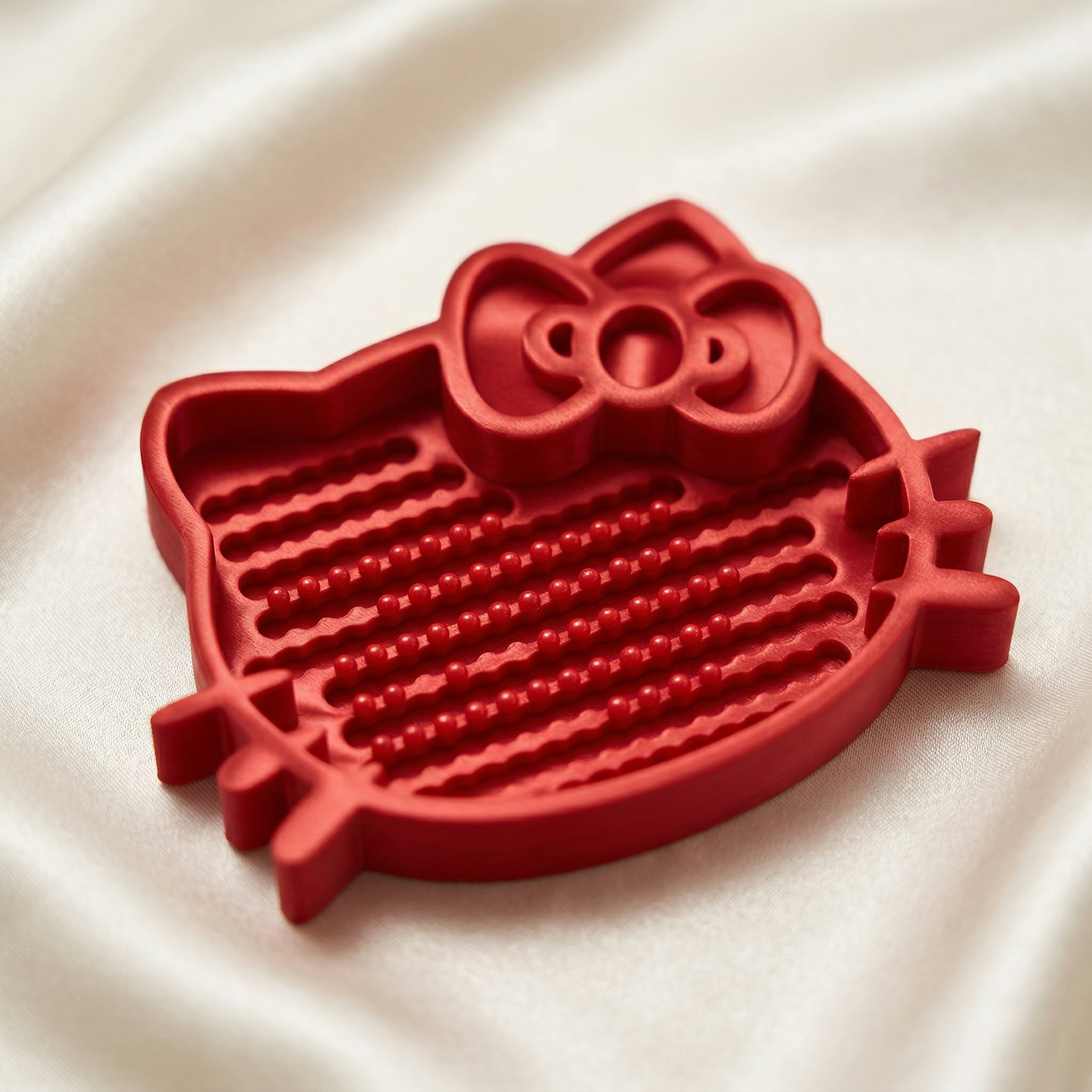展示单个红色Hello Kitty造型条纹拼豆盘，产品特写，简… - 图片创意预览