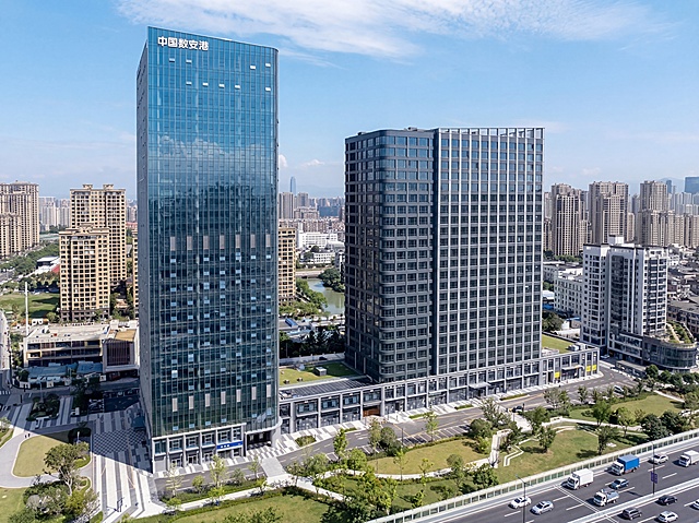 提升这张图片的整体清晰度，优化画质，并在下方公路上增加更多行驶中的小车，保留原图所有建筑和场景不变