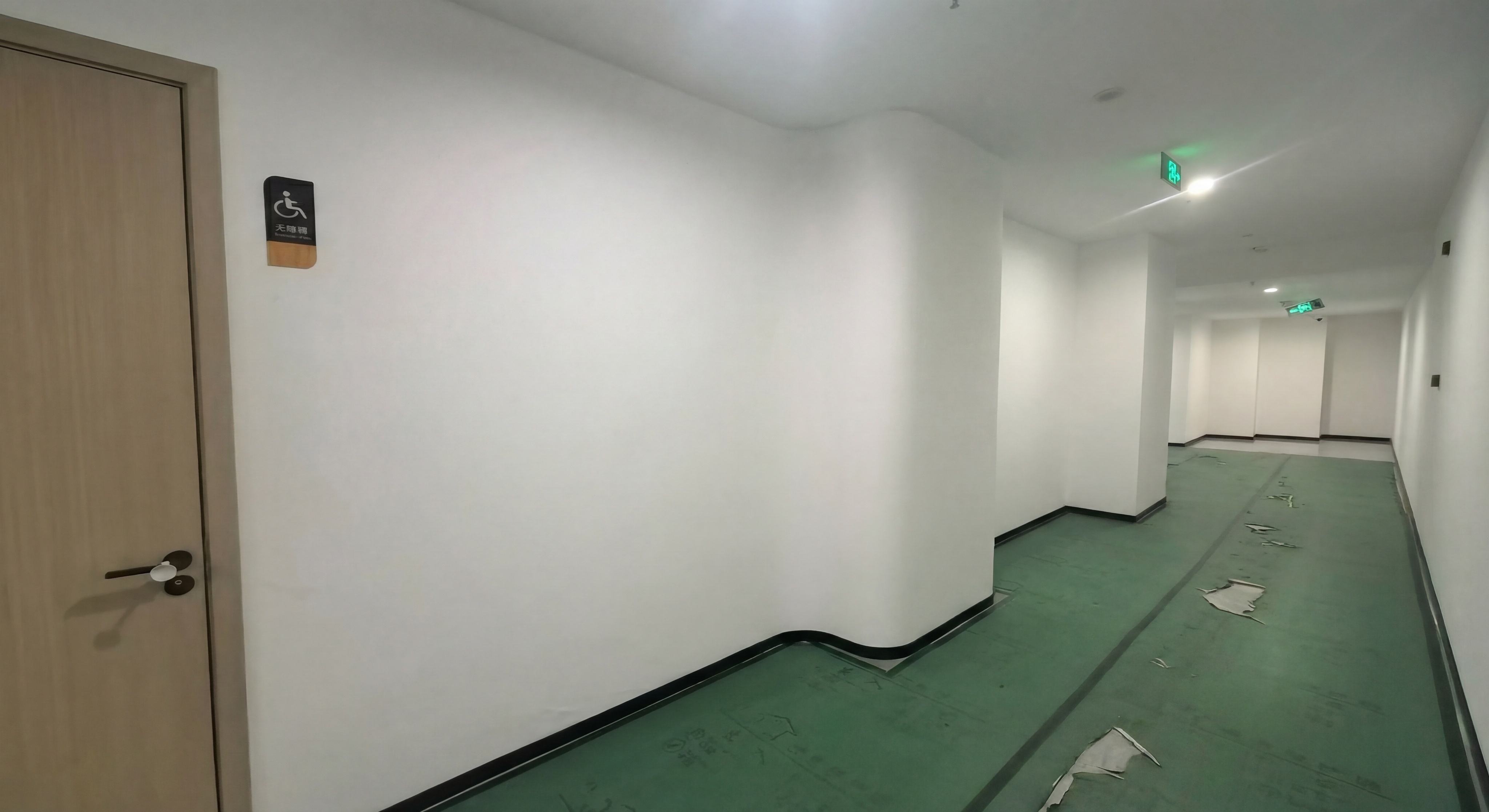 仅修改最前方柱子与墙面的连接处：采用参考图中窗框与墙面的柔和弧… - 图片创意预览