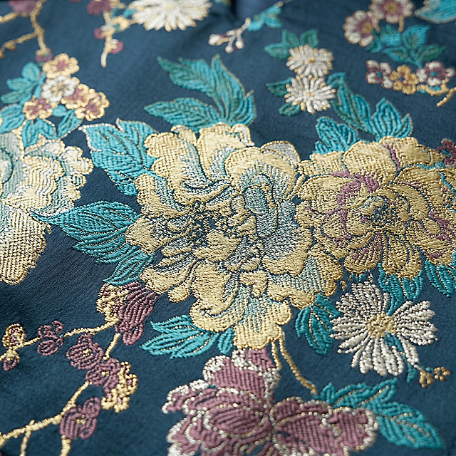 放大马甲面料部分，重点体现面料的质感和细节，超清画质，细节锐化，保留原有花色和提花织锦纹理，突出织物质感，商业棚拍光影，8k分辨率