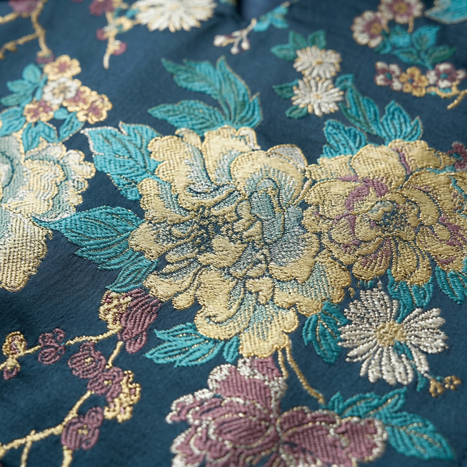 放大马甲面料部分，重点体现面料的质感和细节，超清画质，细节锐化，保留原有花色和提花织锦纹理，突出织物质感，商业棚拍光影，8k分辨率预览效果