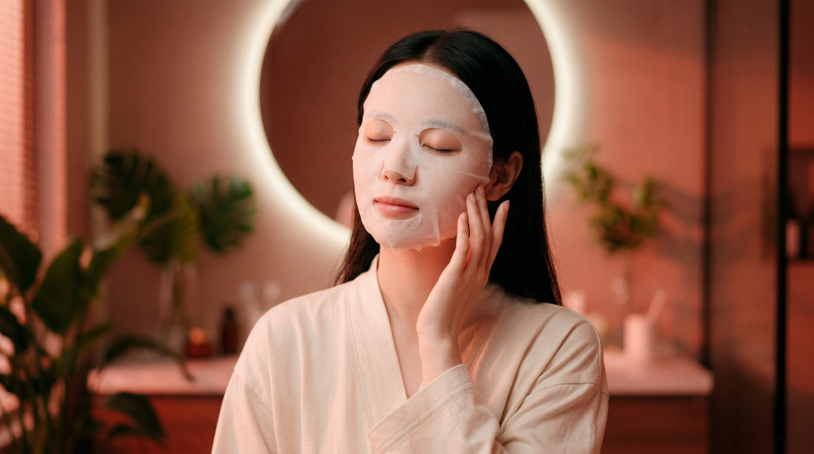 顶级画质，最佳质量，8K超高清，超写实暖红调轻奢护肤广告摄影，极致锐利对焦，索尼A7 IV相机拍摄，85mm f/1.8镜头，暖红色日落柔光铺满画面，整体色调和参考图完全统一，画面亮度、色温、对比度和预览效果