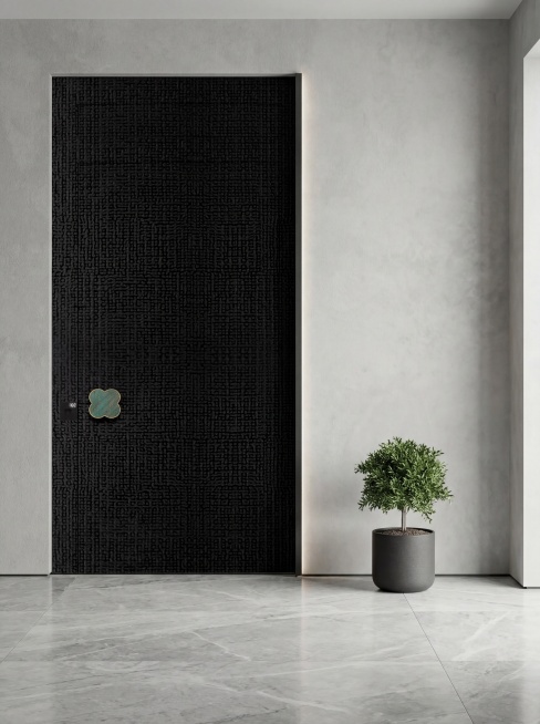 一张室内入户门场景效果图，主体是黑色编织纹理质感的整扇入户门，门上带有四叶草造型的绿色装饰拉手，保持拉手和门体原有结构不变，保持装饰颜色不变。将门放置在现代极简风格的轻奢玄关空间中，墙面为浅灰色微水泥预览效果