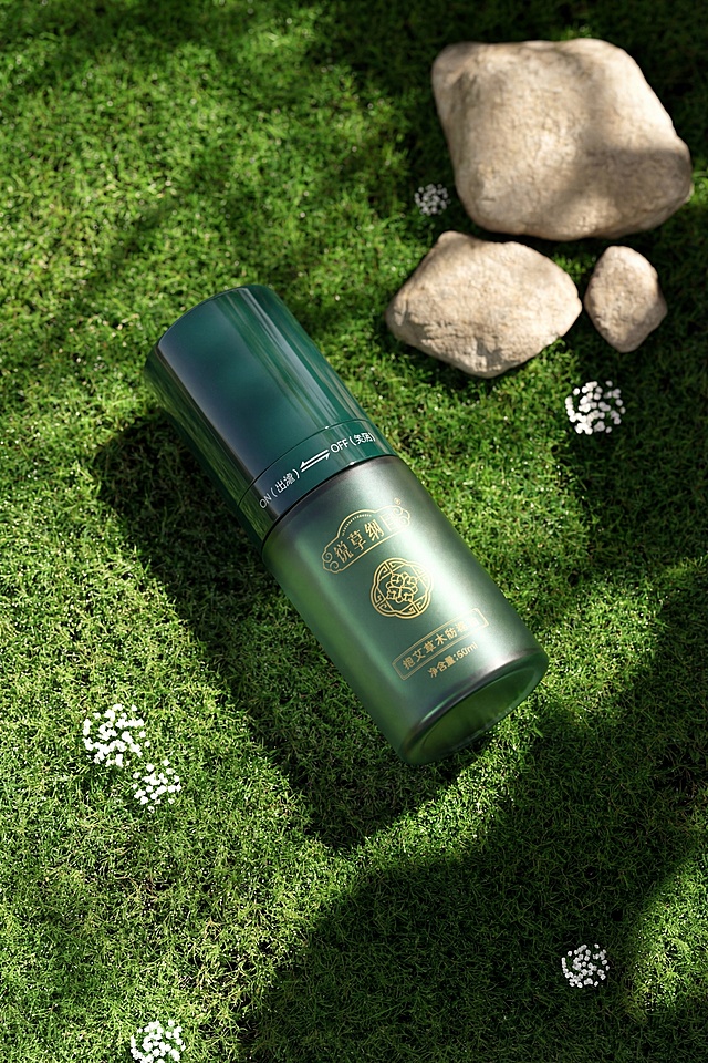 将图中的绿色护肤精油瓶替换到草地背景图中，保持原有产品的物理结构、尺寸和品牌文字Logo完全不变，整体质感更加高级。光影匹配：根据背景光源从右上方照射，在瓶身生成对应的受光面和背光面，在左下方自然投射阴影，符合近实远虚物理规律。环境色交互：将草地绿色轻微映射到瓶身暗部边缘，瓶身玻璃质感反射背景环境。整体采用北欧自然风，极强自然光，通透松弛感，商业高调摄影，柔和漫射光，保持前中后景层次，画面高级干净，细节精致，提升产品高级质感。必须保持产品文字和Logo不变，保持主体物理结构不变，禁止扭曲变形。