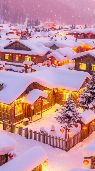 参考原图生成全新不同构图的雪乡风景高清图，厚积雪覆盖木屋屋顶，暖黄灯光从屋内透出，木栅栏小院挂红灯笼，梦幻冬日雪景，保持原图风格，97厘米宽290厘米高，4K超高清画质预览效果