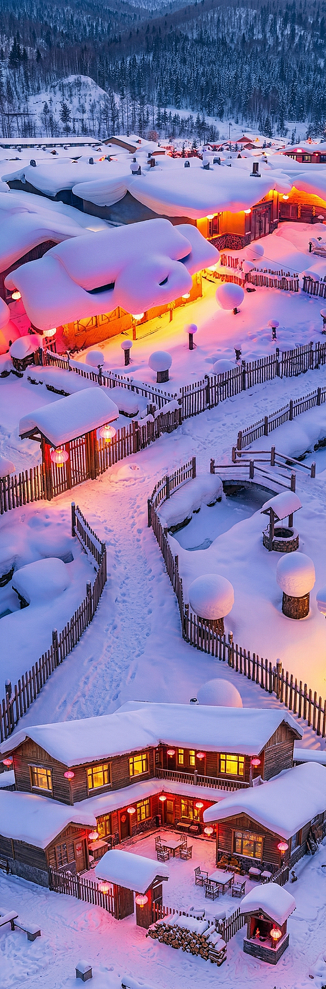 参考原图生成全新类似的雪乡风景高清图，不同构图，厚雪覆盖木屋屋顶，屋内透出暖黄色灯光，木栅栏小院，挂着红灯笼，梦幻冬日雪景，和原图风格一致，97厘米宽290厘米高，4K超高清