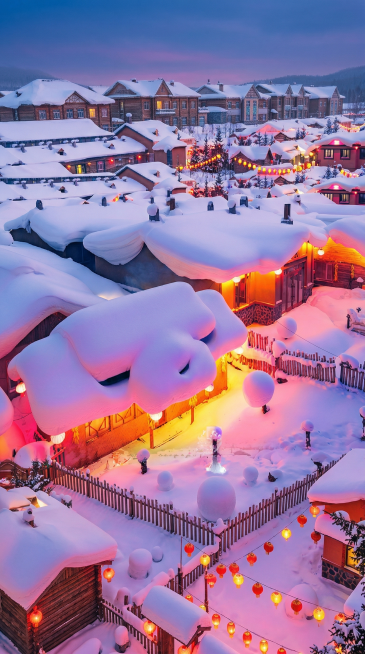 参考原图生成类似的雪乡风景高清图，厚雪覆盖木屋屋顶，屋内透出暖黄色灯光，木栅栏小院，挂着红灯笼，梦幻冬日雪景，和原图风格一致，97厘米宽290厘米高，4K超高清预览效果