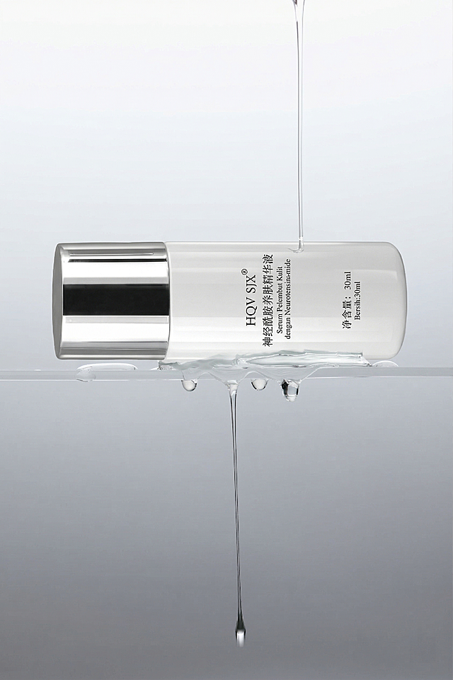 参考第一张图的构图和质感，将精华液置换到参考图的场景中。保持产品主体"HQV SJX 神经酰胺养肤精华液"瓶身结构和所有文字不变，保持瓶身通透质感。横放于透明玻璃台面上，精华液体向下滴落，保留参考图的液体流动效果。采用商业高调摄影，柔和漫射光，浅灰渐变背景，低饱和度色调，整体干净通透，保持产品主体物理结构不变，瓶身文字不可变形扭曲。