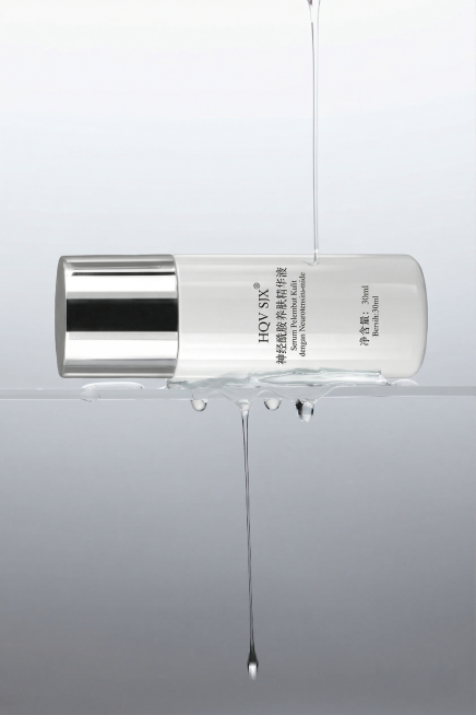 参考第一张图的构图和质感，将精华液置换到参考图的场景中。保持产品主体"HQV SJX 神经酰胺养肤精华液"瓶身结构和所有文字不变，保持瓶身通透质感。横放于透明玻璃台面上，精华液体向下滴落，保留参考图的预览效果