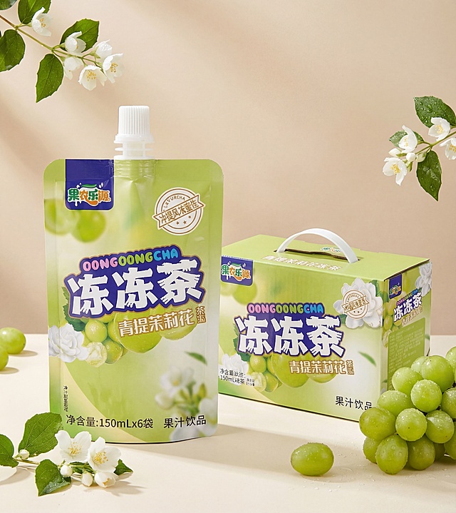 生成一张带背景的产品图：左侧为果农乐源青提茉莉花冻冻茶吸嘴袋（150mL×6袋），右侧为同款纸箱装（带白色手提），两者并列摆放于浅米白色奶油风磨砂桌面，背景为柔和低饱和米色墙面。画面点缀新鲜青提与带水珠的茉莉花枝，营造清爽夏日氛围。全屋漫射柔光，阴影淡而自然，4K超清商业摄影质感，突出产品立体感与食欲感。