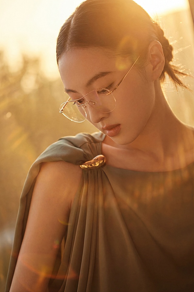 给这张人像图片加上温暖的夕阳效果，让整体画面充满夕阳的暖金色光晕光线，保留人物姿态、服饰和构图不变，氛围温柔高级，画质清晰自然
