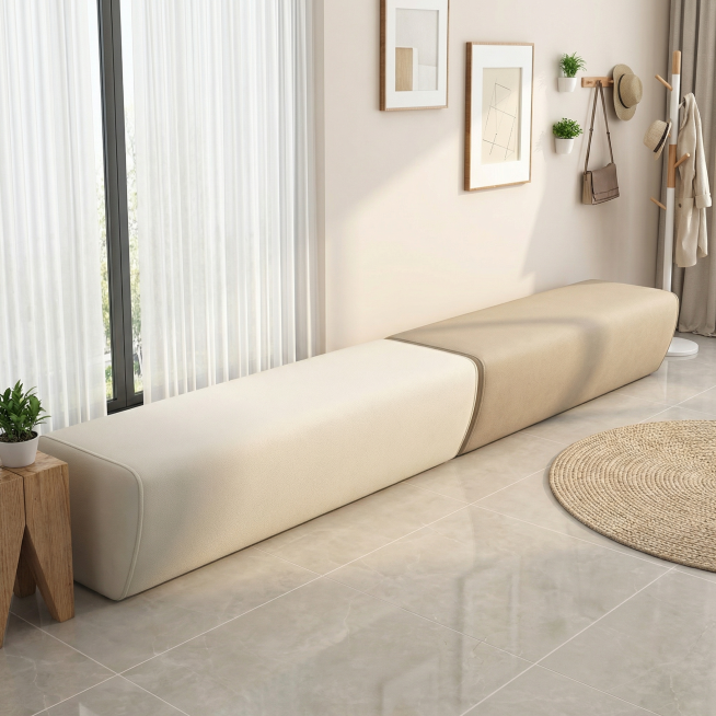 保留长条凳子形状和结构不变，搭配奶白色+浅卡其拼色科技布材质，放在北欧奶油风客厅进门处，浅灰色柔光瓷砖，奶白色墙面，落地窗白纱帘透进柔和自然光，整体氛围温馨治愈，干净明亮低饱和莫兰迪色调，符合拼多多主预览效果