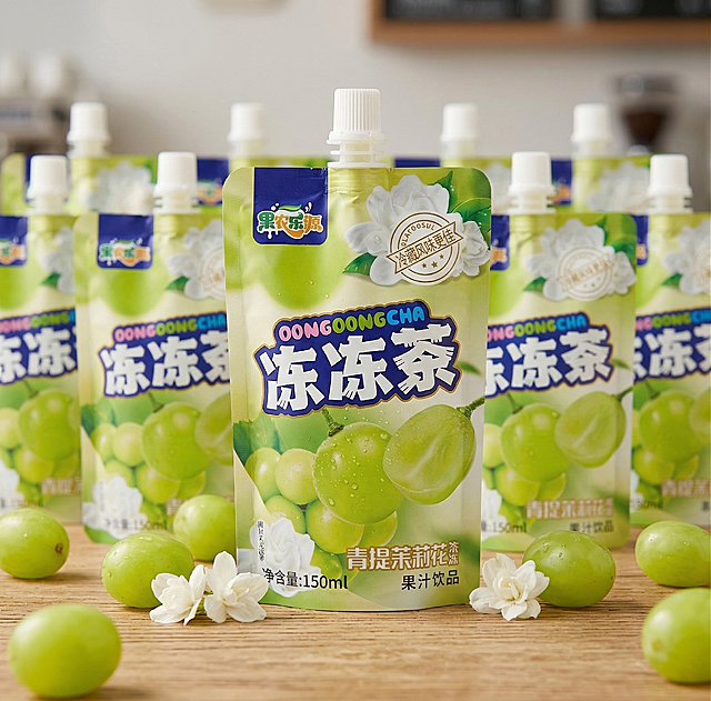 将所有吸嘴袋产品统一替换为第一张图中的‘果农乐源’青提茉莉花冻冻茶吸嘴袋（绿色主调，含青提果实、茉莉花图案，文字为‘OONGOONGCHA 冻冻茶 青提茉莉花茶冻’等），保持原场景构图与背景（浅米色桌面+青提/茉莉点缀），确保包装清晰完整、无变形，4K超清商业摄影风格。