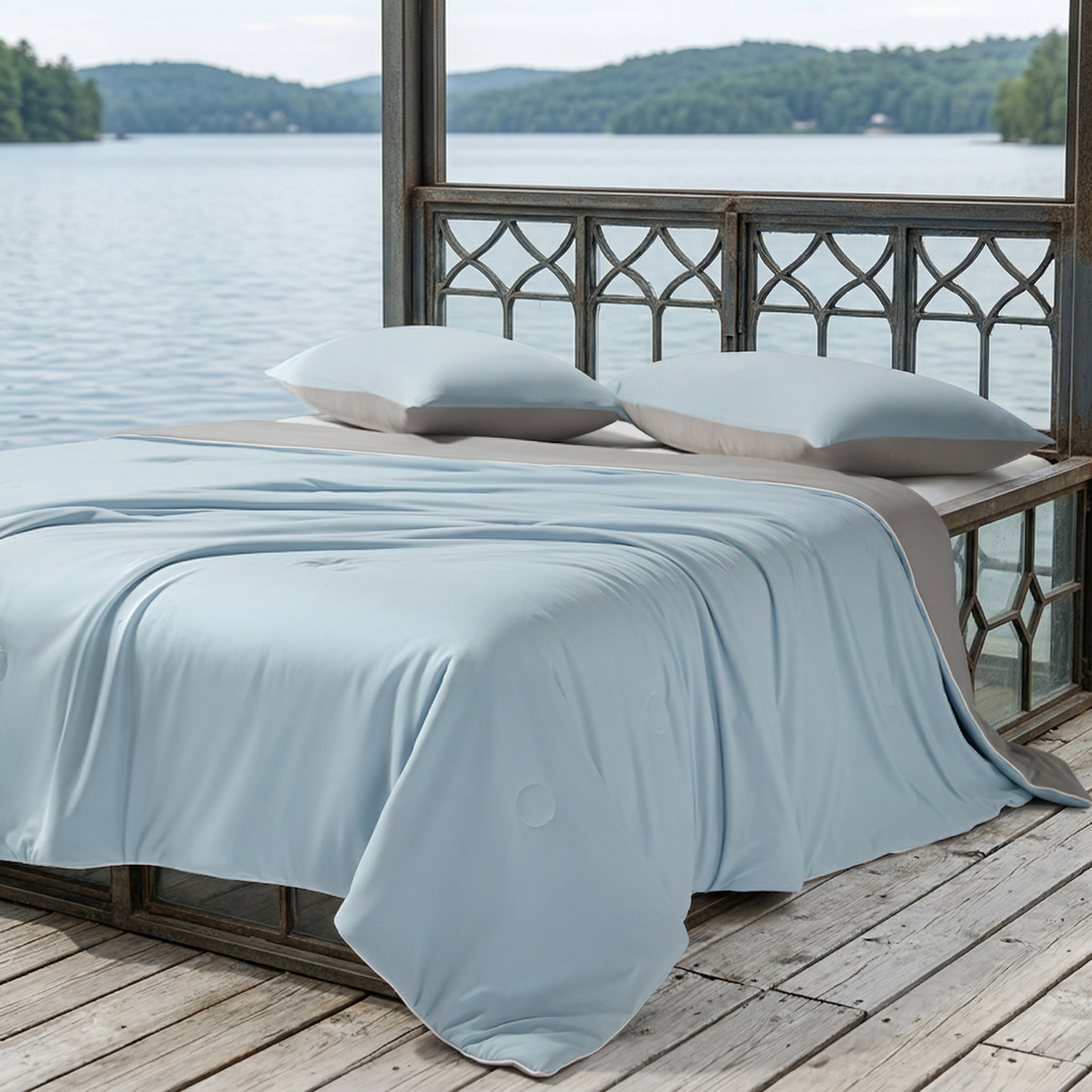 保持浅蓝被子和两个枕头不变，将被子下方的床替换为金属窗，背景改… - 图片创意预览