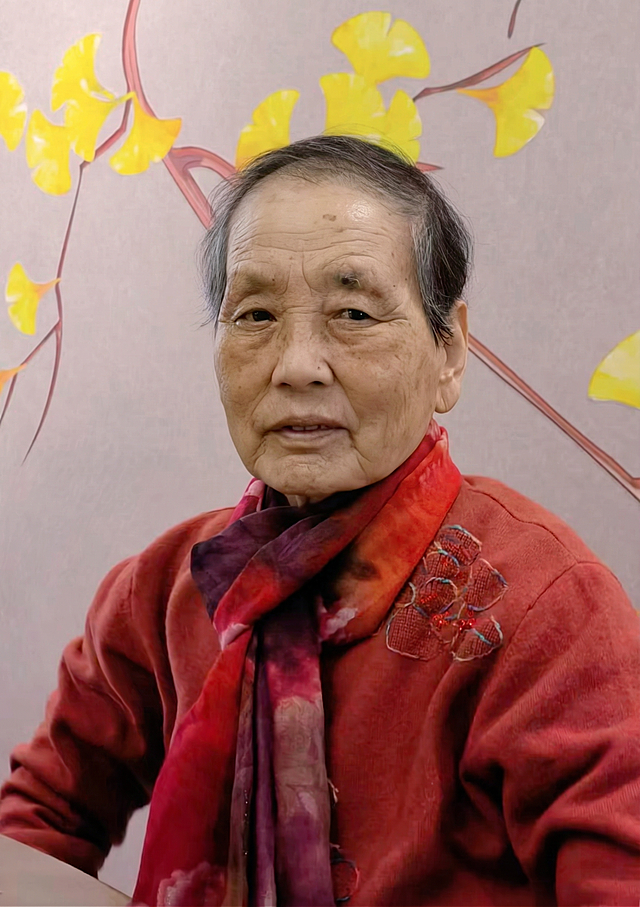 修复这张老人照片，提升画质清晰度，保留原本内容构图和人物神态，去除画面杂质，优化细节质感
